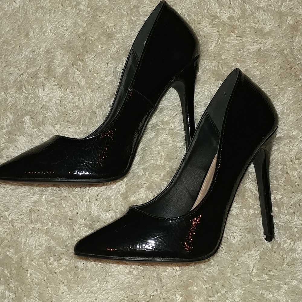 Pointed toe pumps!